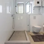 3 Bedroom Cozy In Apartment Makarska