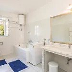 Apartment 3 Bedroom Cozy In Makarska