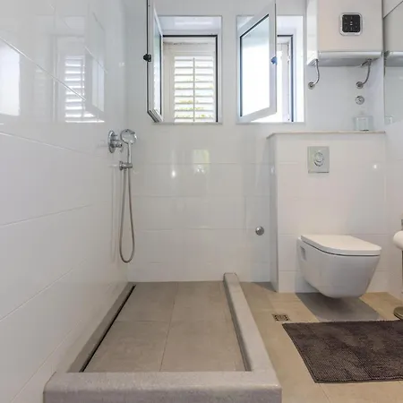 3 Bedroom Cozy Apartment In Makarska Apartment Makarska