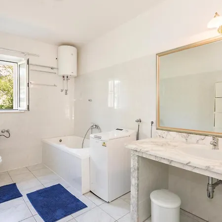 Apartment 3 Bedroom Cozy Apartment In Makarska Makarska