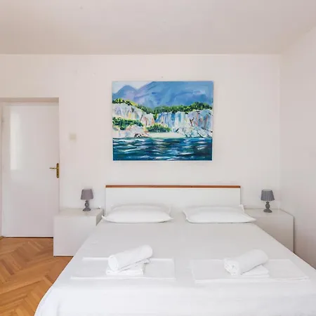 3 Bedroom Cozy Apartment In Makarska *